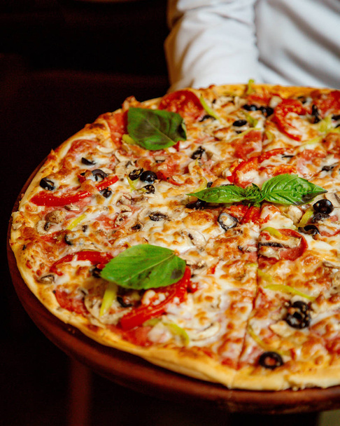 pepperoni pizza s paprikou rajčatová oliva a sýr - Fotografie, Obrázek