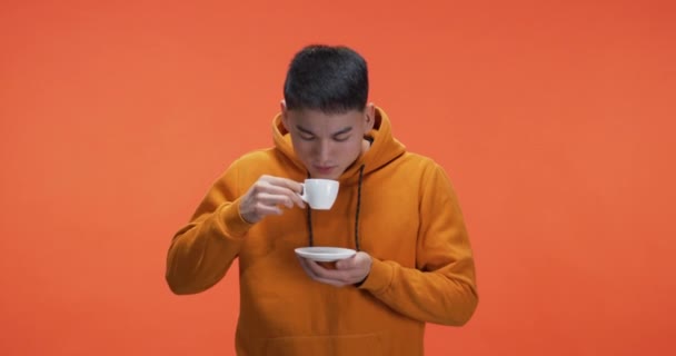 Young man drinking tea - Filmagem, Vídeo