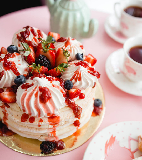 cake with different berries and cream - Фото, зображення