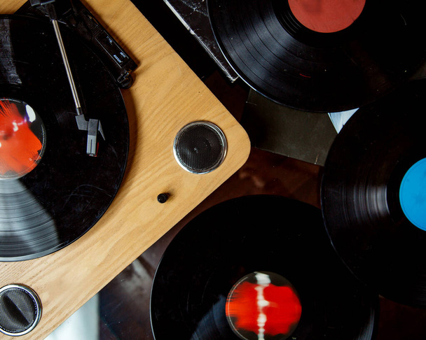 vista superior de giradiscos de madera y discos de vinilo
 - Foto, imagen