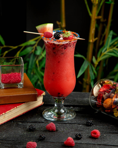 Summertime smoothie with raspberry blackberry strawberry and ice - 写真・画像