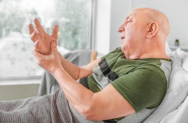 Parkinsonin oireyhtymästä kärsivä vanhempi mies klinikalla
 - Valokuva, kuva
