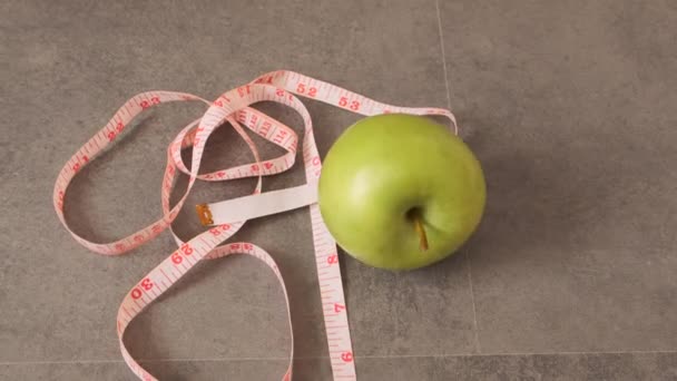 zielone jabłko i metabolizm, dzięki czemu waga szybko, zielone jabłko i miara taśmy - Materiał filmowy, wideo