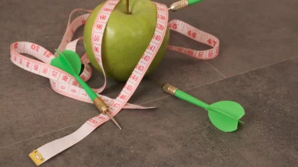 Grüner Apfel und Gewichtsverlust, Ernährung und grüner Apfel, grüner Apfel, um ein gesundes Gewicht zu konsumieren - Filmmaterial, Video