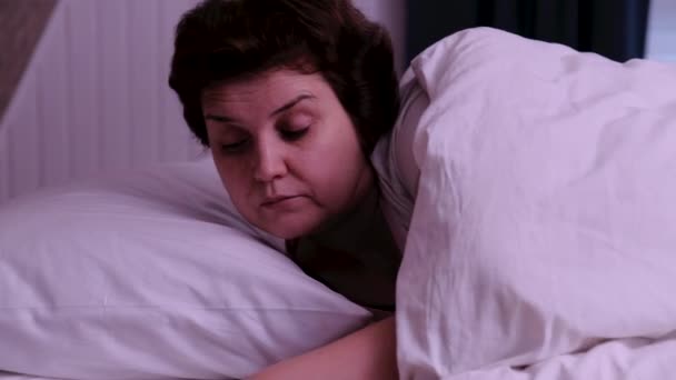 Morning Alarm. Adult Woman Waking Up From Alarm On Phone - Filmagem, Vídeo