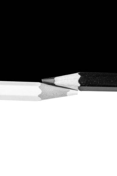 λευκό και μαύρο μολύβι σε λευκό και μαύρο φόντο  - Φωτογραφία, εικόνα