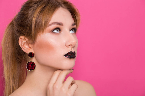A beautiful young girl of European appearance with beautiful make-up on a pink background. Beauty Shooting - 写真・画像