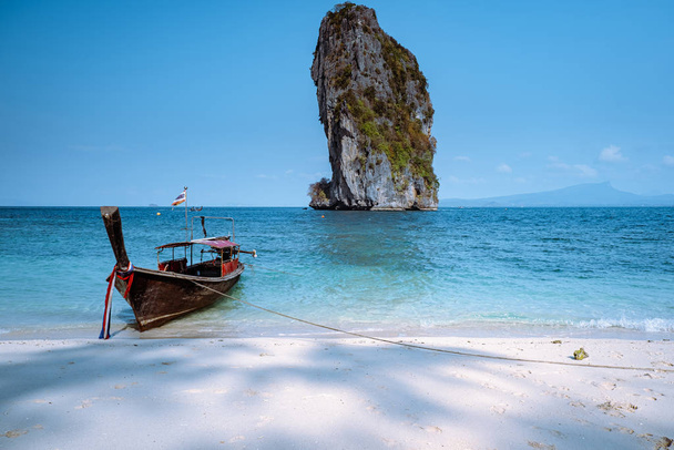 Koh Poda Thaïlande, Le beau paysage de Koh Poda ou Poda Island dans la province de Krabi en Thaïlande. Cette île a une plage de sable blanc et entourée d'eau cristalline
 - Photo, image