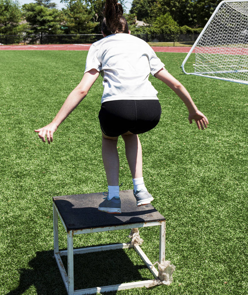 Joven atleta saltando a una caja de plyo
 - Foto, Imagen