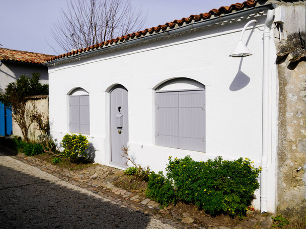 bílý dům ve středověké vesnici Talmont-sur-Gironde Nouvelle-Aquitaine france - Fotografie, Obrázek