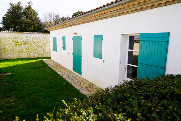 Белый дом с зелёными ставнями Talmont sur Gironde во Франции
 - Фото, изображение