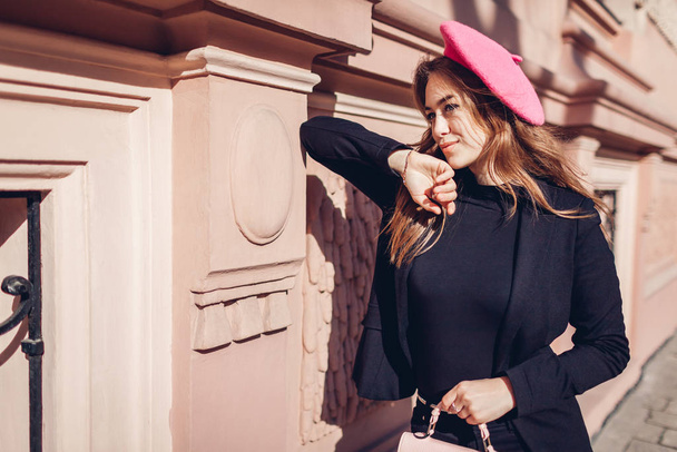 Bellezza femminile, moda. Donna elegante con berretto rosa che tiene la borsa all'aperto. Abiti primavera, accessori
. - Foto, immagini