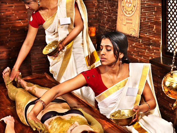Mujer teniendo masaje ayurvédico spa corporal
. - Foto, imagen