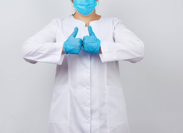 mulher médica de casaco branco e máscara, vestindo látex médico azul g
 - Foto, Imagem