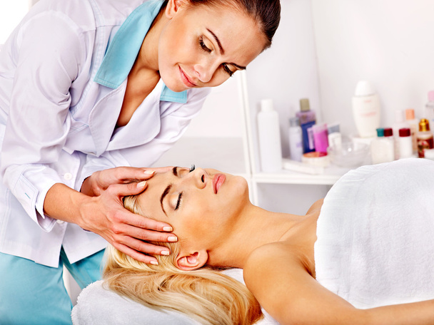 Mujer recibiendo masaje facial
 . - Foto, imagen