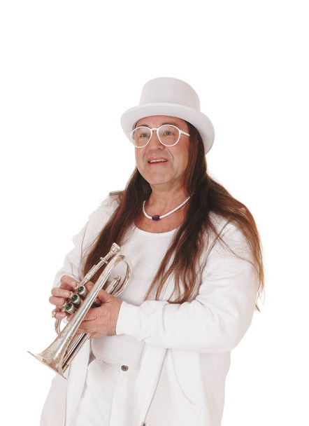 Un trombettista in piedi in abito bianco e cilindro
 - Foto, immagini