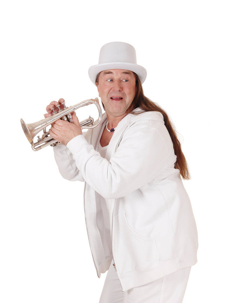 Un trompettiste en tenue blanche et cylindre, regardant en arrière
 - Photo, image