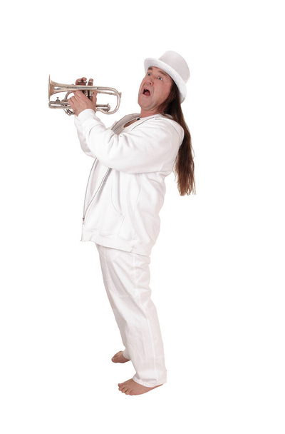 Um trompetista de pé em uma roupa branca e cilindro
 - Foto, Imagem