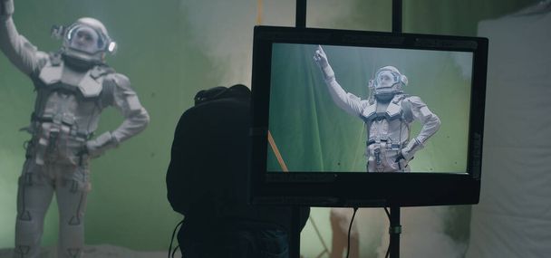 Dreharbeiten für eine Szene mit einem Astronauten und der Crew beim Feiern - Foto, Bild