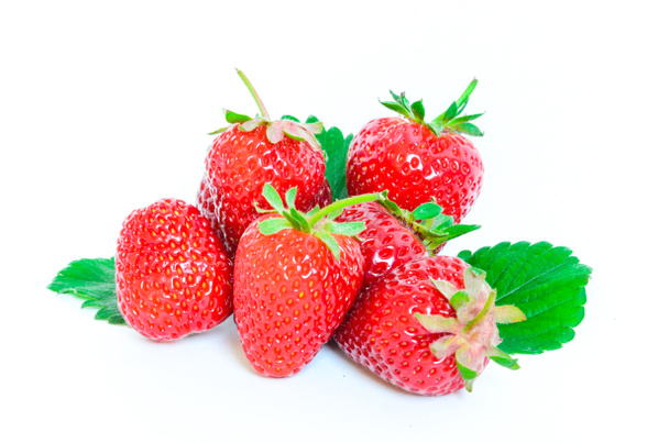 Haufen Erdbeeren mit der Hälfte geschnitten und Blätter isoliert auf einem weißen - Foto, Bild