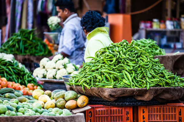 Varias verduras y mango diferentes en cestas de madera en el mercado, Kumly, Kerala, India
 - Foto, imagen