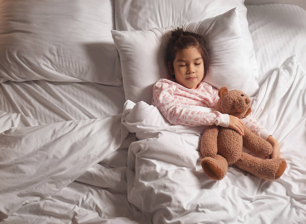 Roztomilé malé asijské dívka spací v posteli - Fotografie, Obrázek