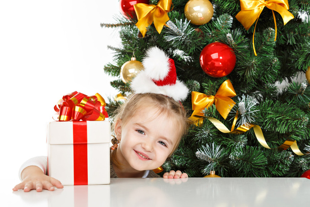 Girl smiling with gift box - Zdjęcie, obraz