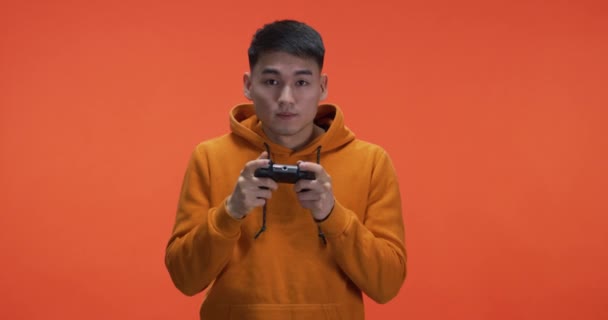 Young man playing video game - Záběry, video