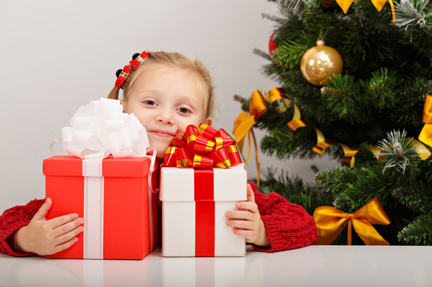 Little girl with gift box - Zdjęcie, obraz