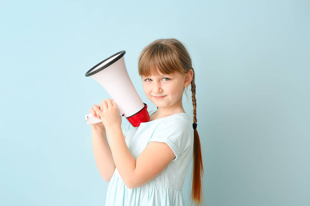 Carino bambina con megafono su sfondo di colore - Foto, immagini