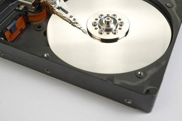 HDD. Dentro do disco rígido - disco magnético com uma cabeça de leitura. foto close-up
 - Foto, Imagem