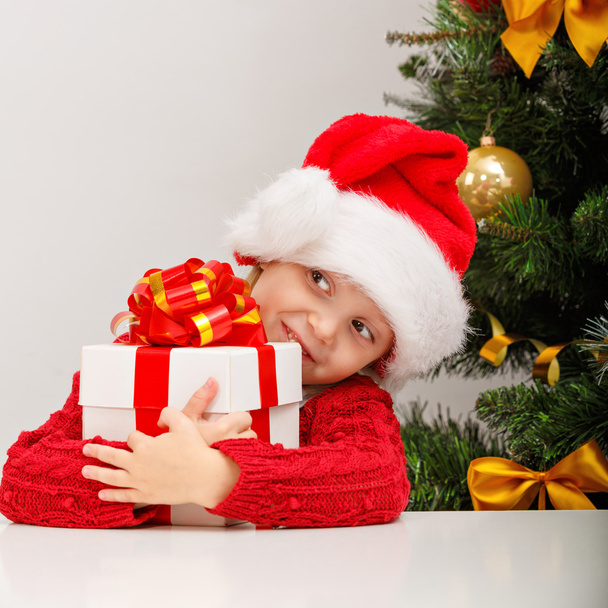 Little girl with gift box - Zdjęcie, obraz