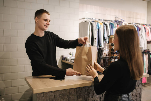 Šťastný zákazník s nákupní taškou v šatně - Fotografie, Obrázek