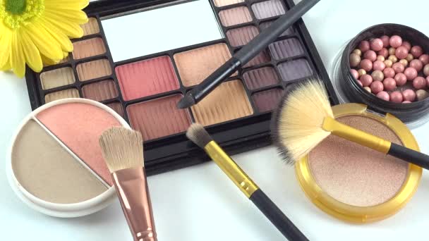 Maquiagem - paleta de sombra, blush e pincéis
 - Filmagem, Vídeo