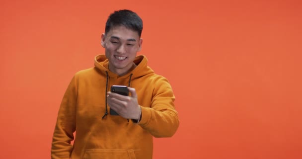 Young man chatting on smartphone - Video, Çekim
