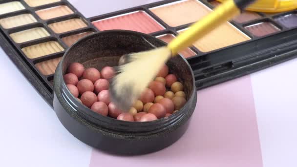 Make up kamaa - luomiväri paletti, punastua ja harjat
 - Materiaali, video
