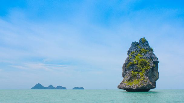 Świeże błękitne morze na Koh Samui w Tajlandii z wyspami i rybołówstwem - Zdjęcie, obraz
