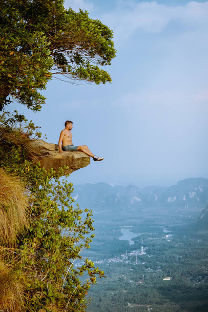 Khao Ngon Nak Naučná stezka Krabi Thajsko nebo Dragon Crest, Muž vylezl na vyhlídku na vrcholu hory v Krabi, Thajsko - Fotografie, Obrázek