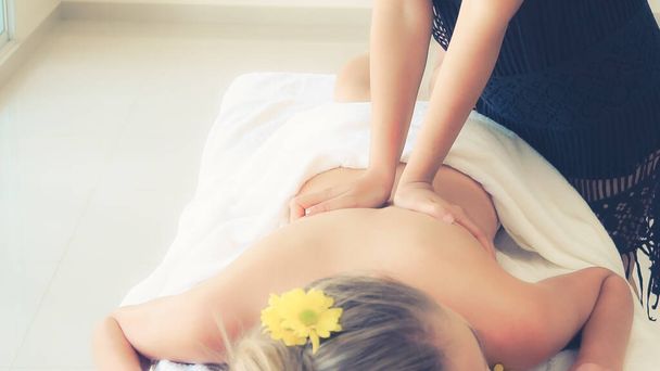 Entspannte Frau bekommt Rückenmassage im Luxus-Wellness mit professioneller Massagetherapeutin. Wellness-, Heil- und Entspannungskonzept. - Foto, Bild