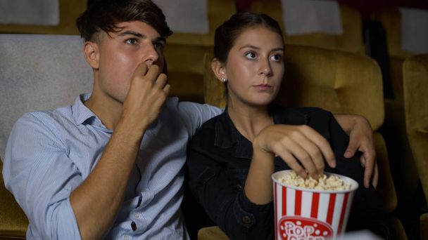 Mensen kijken films in de bioscoop. Groep recreatie activiteit en entertainment concept. - Foto, afbeelding
