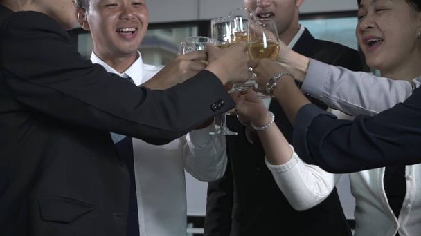 Успішні бізнесмени п'ють вино і шампанське з членами команди в бальній кімнаті, щоб відсвяткувати бізнес-проект, щоб запустити новий продукт на ринок. Концепція корпоративного бізнесу та мереж людей. ; Успішні бізнесмени п'ють вино і шампанське wi
 - Фото, зображення