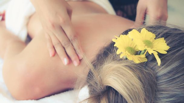 Mujer relajada recibiendo masaje de espalda en spa de lujo con terapeuta de masaje profesional. Bienestar, curación y relajación. - Foto, imagen