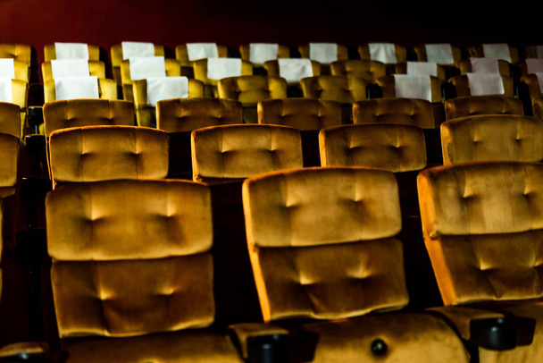 Una fila di sedili gialli con popcorn sulla sedia nel cinema - Foto, immagini