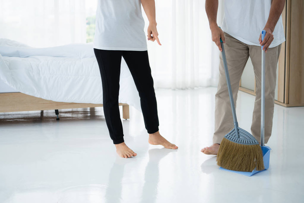 Asiatico senior coppia pulizia camera da letto piano. Pensionamento e concetto di anziani sani
. - Foto, immagini