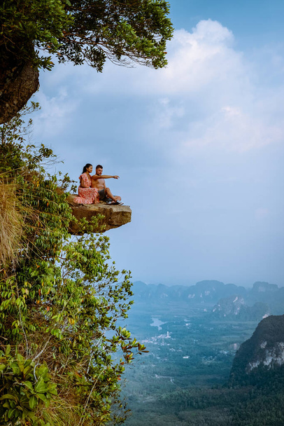 Khao Ngon Nak Nature Trail Krabi Tailândia ou Dragon Crest, homens e mulheres de casal subiram a um ponto de vista no topo de uma montanha em Krabi, Tailândia
 - Foto, Imagem