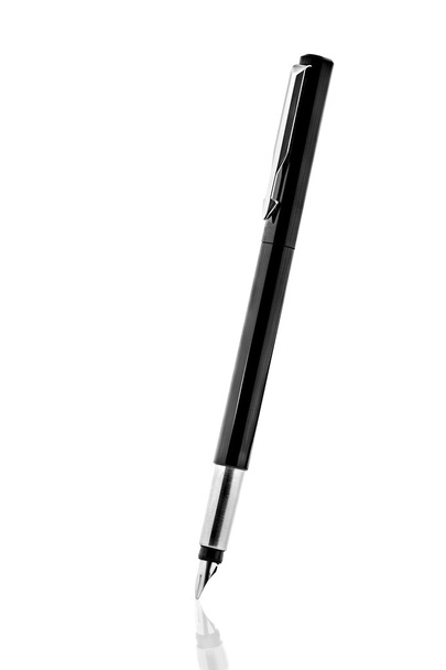 un stylo plume noir
 - Photo, image