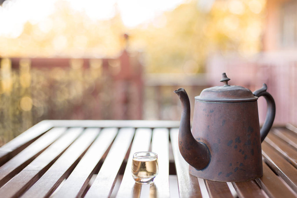 Antyczny azjatycki styl herbaty zestaw na drewnianym stole na niewyraźne backgro - Zdjęcie, obraz