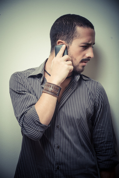 Stilvoller junger Mann am Telefon - Foto, Bild