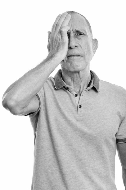 Estudio de tiro de hombre mayor mirando estresado - Foto, Imagen