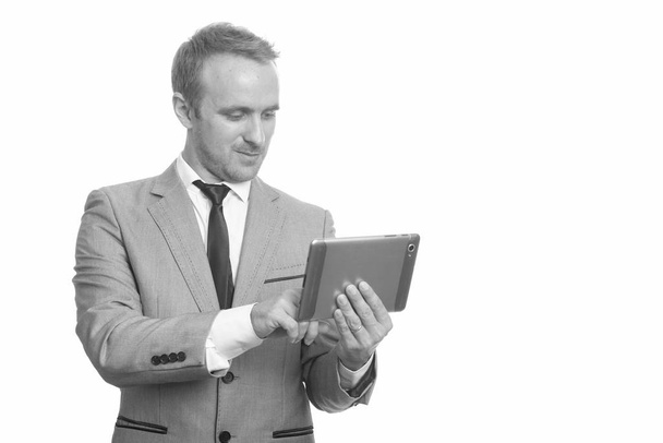 Porträt eines gutaussehenden Geschäftsmannes im Anzug mit digitalem Tablet - Foto, Bild
